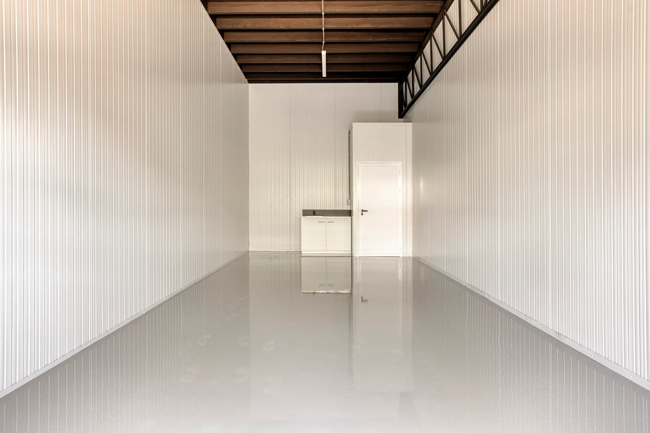 Ruime opslagunits met hoge plafonds